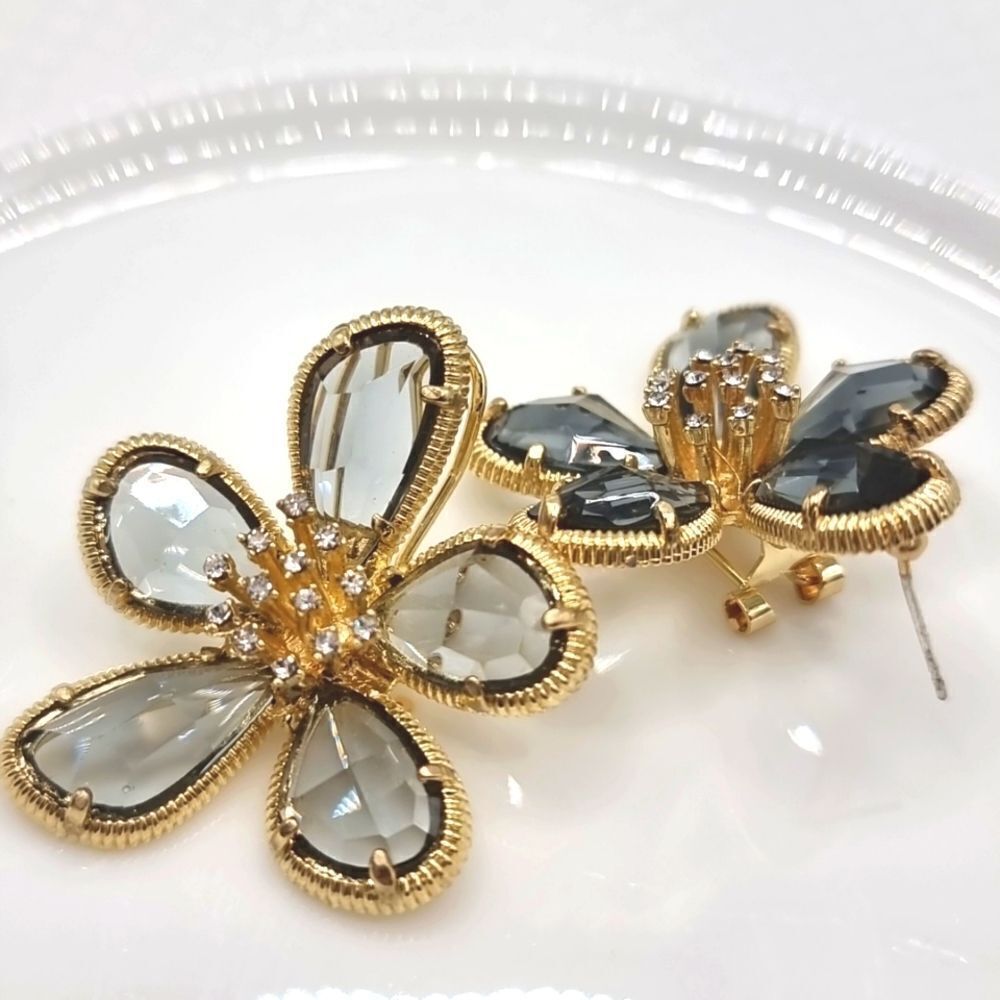 Gold Crystal Grey Glass flower earrings | NWOT - Picture 4 of 11